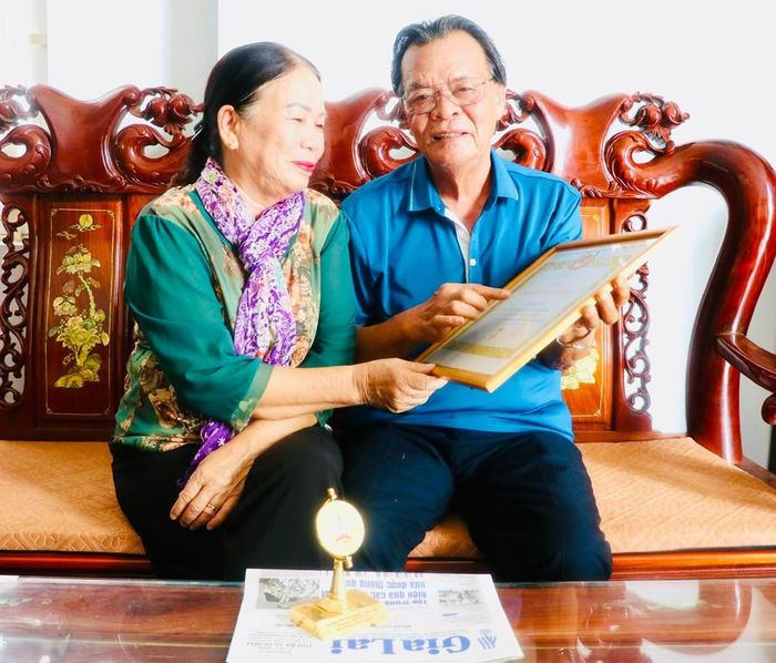  Thầy thuốc Ưu tú Nguyễn Hữu Nam và vợ. Ảnh: Ngọc Minh