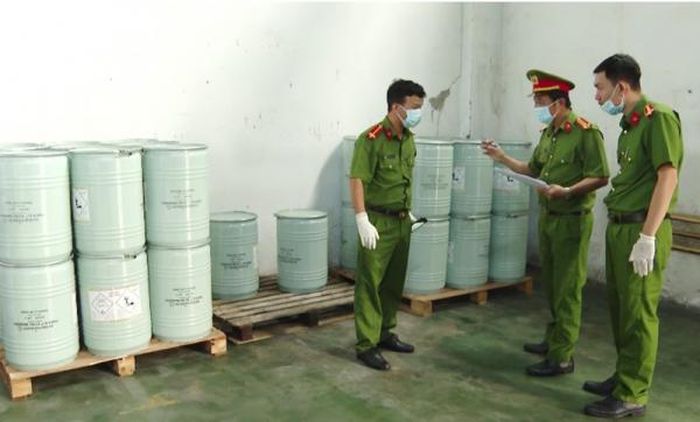 Các tổ công tác kiểm tra hàng hóa có liên quan đến hóa chất độc hại trên địa bàn TP Hồ Chí Minh.