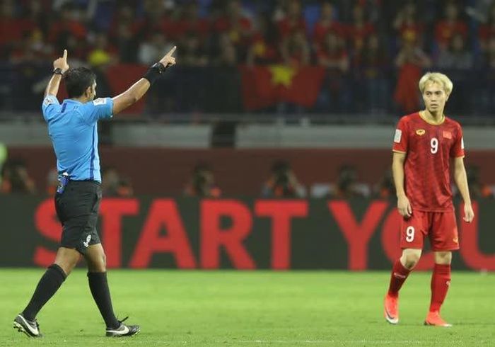 Đội tuyển Việt Nam sẽ phải rất thận trọng khi ASEAN Cup 2024 sắp tới có sự hiện diện của VAR. Ảnh: Hoàng Linh