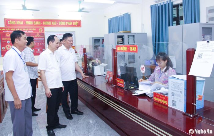 Lãnh đạo Phòng Xây dựng chính quyền, Sở Nội vụ và Phòng Nội vụ huyện Yên Thành kiểm tra việc thực hiện chức trách của công chức tại xã Minh Thành. Ảnh minh họa: Mai Hoa