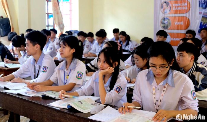 Đại đa số học sinh lớp 12 ở huyện nông thôn và miền núi không chọn môn tự chọn là ngoại ngữ. Ảnh: Mỹ Hà