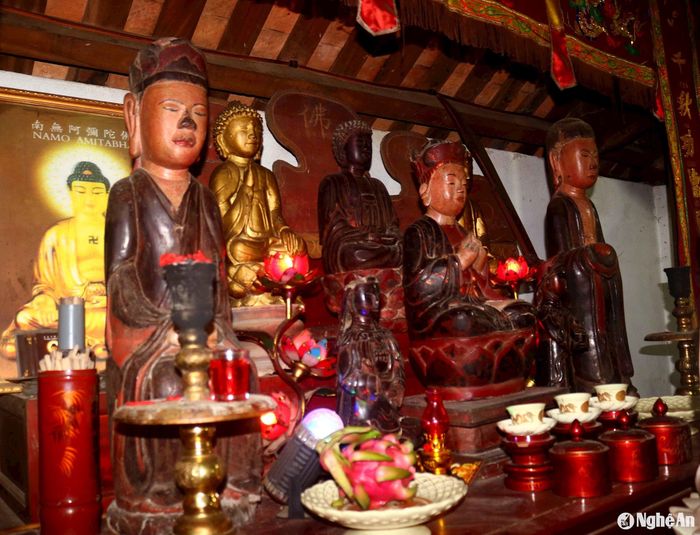 Tại chùa Chợ Hến còn lưu giữ nhiều hiện vật cổ có giá trị về lịch sử – văn hóa, nghệ thuật, như sắc phong, đại tự, câu đối, long ngai, kiệu long đình cùng với nhiều tài liệu chữ Hán. Đặc biệt, tại chùa còn lưu giữ nhiều pho tượng cổ đặc sắc. Ảnh: Huy Thư
