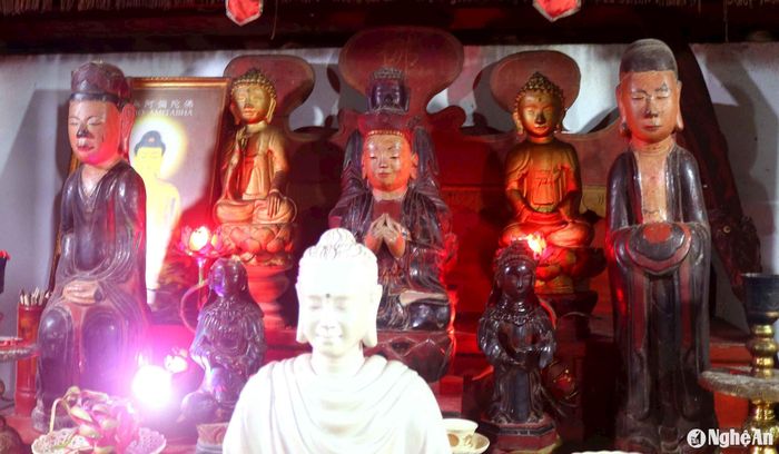 Hai pho tượng Phật tạc thế ngồi thiền trên tòa sen được thếp vàng có kích thước, đầu tóc, khuôn mặt trang phục tương đối giống nhau, đặc biệt là điểm nhấn giữa trán, ít thấy ở các chùa cổ trong tỉnh. Ảnh: Huy Thư