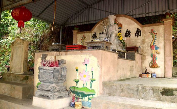 Theo ông Nguyễn Bá Cảnh - Người trông coi chùa Chợ Hến, trước đây chùa có 1 tấm bia đá cổ gắn trên lưng rùa đã thất lạc những năm chiến tranh, hiện bên trái hạ điện, cạnh bàn thờ Địa Tạng vẫn còn 1 tấm bia ghi chữ Hán. Chùa Chợ Hến đã được xếp hạng là Di tích Lịch sử Văn hóa cấp tỉnh năm 1999. Hàng năm, ngoài hoạt động lễ Phật, lễ giỗ của các vị nhân thần, tại chùa còn diễn ra lễ hội vào tháng 4, thu hút đông đảo người dân địa phương và du khách thập phương. Ảnh: Huy Thư