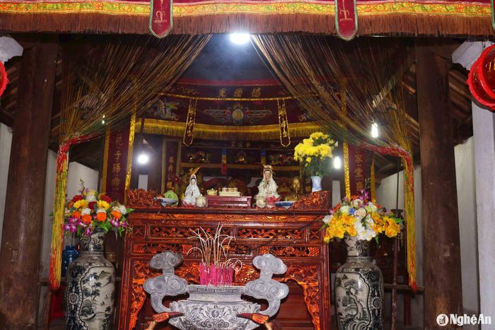 Thượng điện chùa Chợ Hến là ngôi nhà nằm dọc, bên trong bài trí bàn thờ xuyên suốt từ trước ra sau. Chùa hợp tự nhiều loại hình tín ngưỡng: vừa thờ Phật, vừa thờ Mẫu, vừa thờ các vị thần có công với dân, với nước. Ảnh: Huy Thư