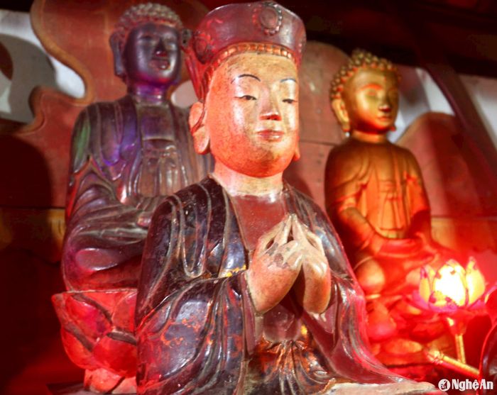 Tượng thánh Mẫu hoặc Phật bà ngồi chắp tay trước ngực, đầu đội mũ hoa, thân tượng khoác áo rủ nhiều nếp mang vẻ đẹp thuần Việt. Ảnh: Huy Thư