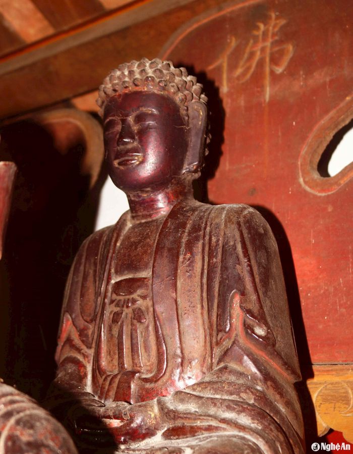 Số lượng tượng cổ của chùa không nhiều nhưng đa dạng về loại hình, kích thước... Tượng Phật Thích Ca Mâu Ni mang vẻ đẹp phúc hậu, từ bi được tạo tác trong dáng ngồi thiền tĩnh tại trên tòa sen, hai tay để giao nhau trên đùi khá độc đáo. Ảnh: Huy Thư