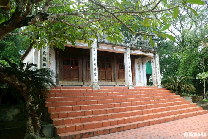 Qua nhiều đợt trùng tu, tôn tạo, chùa đã có diện mạo như ngày hôm nay, với các công trình kiến trúc, như tam quan, nghi môn, hạ điện, thượng điện, nhà chờ... Hạ điện chùa Chợ Hến là ngôi nhà 3 gian nằm ngang, có nhiều bậc cấp để lên xuống, mặt trước điện được trang trí khá cầu kỳ. Ảnh: Huy Thư
