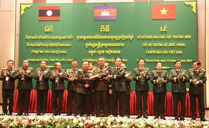  Bộ trưởng Quốc phòng 3 nước Campuchia - Lào - Việt Nam cùng các đại biểu tại cuộc gặp. (Ảnh: Hoàng Minh/TTXVN) 