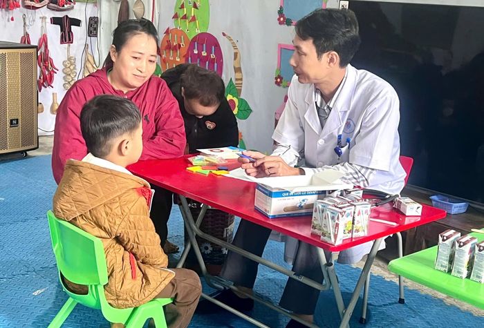 Khám sức khỏe cho học sinh Trường Mầm non Tòng Sành.