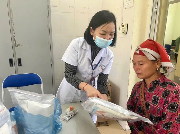 Cán bộ y tế hướng dẫn người dân sử dụng túi thuốc gia đình.