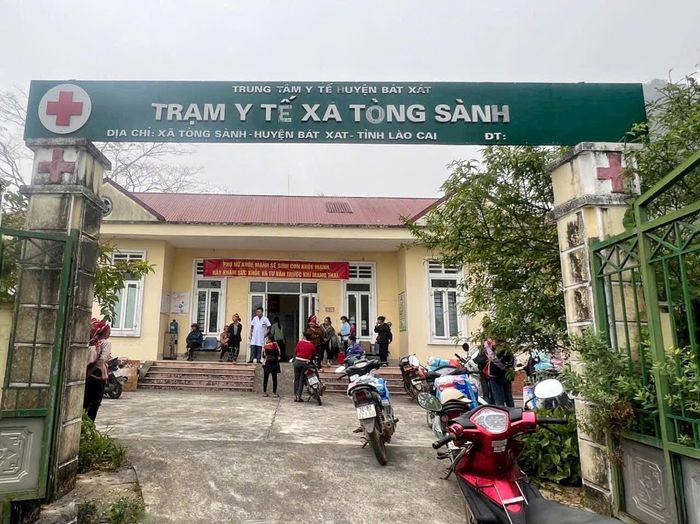 Đông đảo người dân xã Tòng Sành đến để được bác sỹ Bệnh viện Phục hồi chức năng tỉnh khám bệnh.