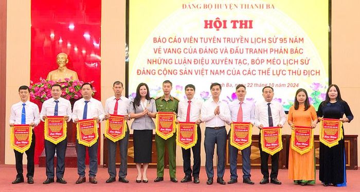 Lãnh đạo huyện Thanh Ba trao Cờ lưu niệm cho các cá nhân tham gia Hội thi báo cáo viên tuyên truyền lịch sử 95 năm vẻ vang của Đảng và đấu tranh phản bác các luận điệu xuyên tạc, bóp méo lịch sử Đảng Cộng sản Việt Nam của các thế lực thù địch.