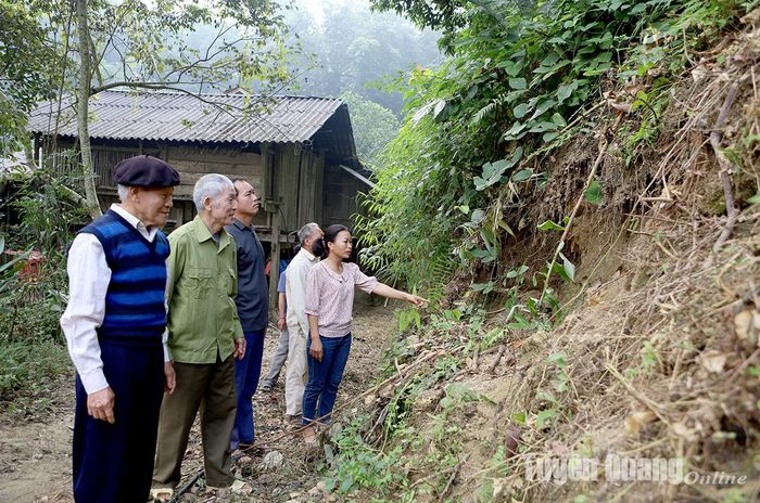 Vị trí các căn nhà đều xuất hiện các vết nứt ở taluy buộc người dân phải di chuyển đến nơi an toàn.