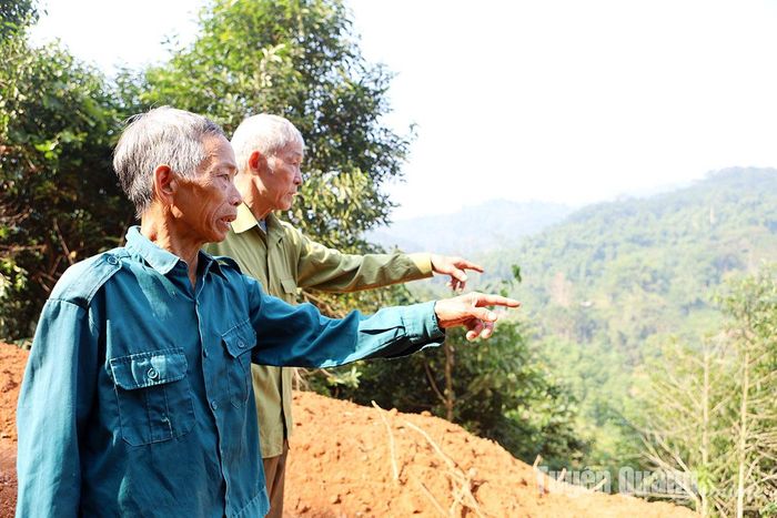 Ông Hà Văn Kinh (ngoài cùng) không giấu nổi niềm vui, gia đình ông phải 4 lần di chuyển chỗ ở từ năm 2010 đến nay.