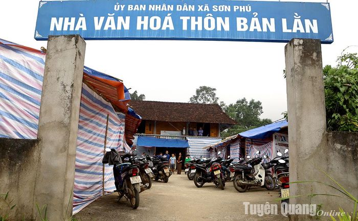 Ngay lập tức chính quyền xã đã bố trí chỗ ở cho 19 hộ dân có nguy cơ cao đến nơi ở tạm tại nhà văn hóa thôn Bản Lằn.