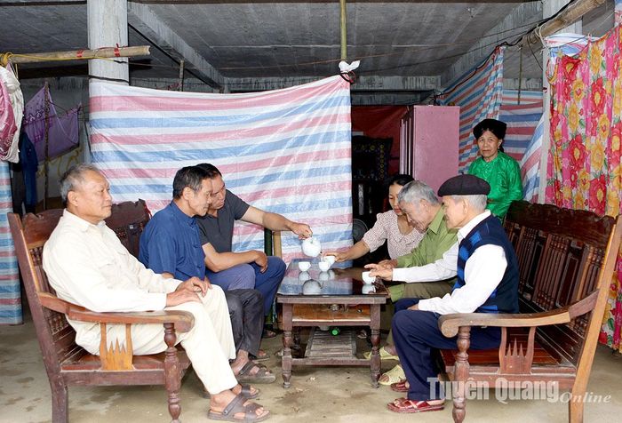 Những hộ dân tạm trú tại nhà văn hóa thôn luôn đoàn kết giúp đỡ nhau.