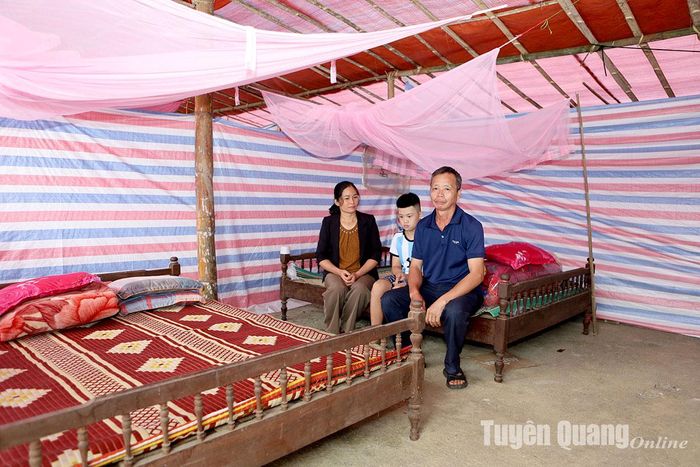 Anh Bế Văn Hùng, thôn Bản Lằn xúc động vì được sự quan tâm của chính quyền xã kịp thời hỗ trợ gia đình khi có sạt lở.