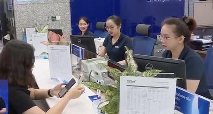 Hỗ trợ người dân thực hiện sinh trắc học tại quầy