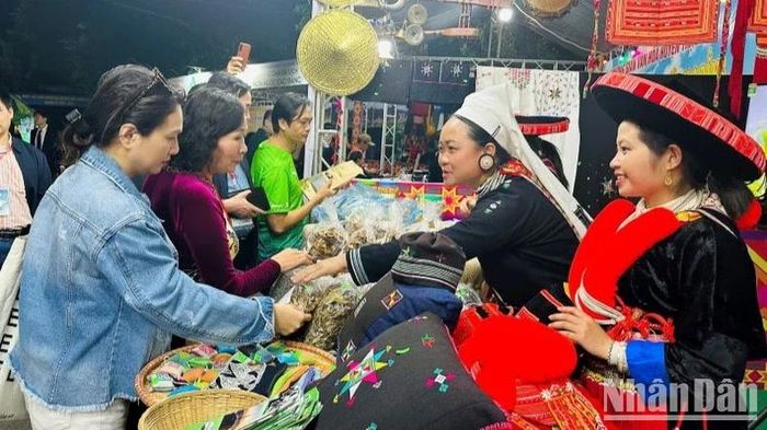 Tỉnh Cao Bằng đã triển khai 59 kế hoạch hỗ trợ sản xuất liên kết theo chuỗi giá trị, cùng 773 dự án phát triển sản xuất cộng đồng với 41.650 hộ tham gia, tạo ra 144 sản phẩm OCOP chất lượng cao.