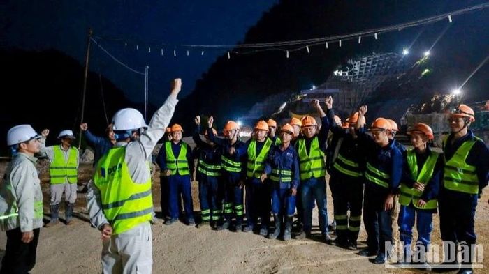 Thi đua 525 ngày đêm thông tuyến dự án đường cao tốc Đồng Đăng-Trà Lĩnh.