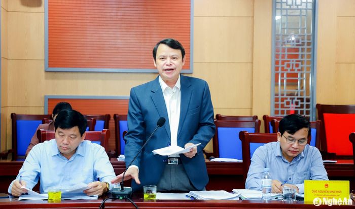 Phó Trưởng ban Pháp chế HĐND tỉnh trình bày các nội dung thẩm tra. Ảnh: Thành Duy