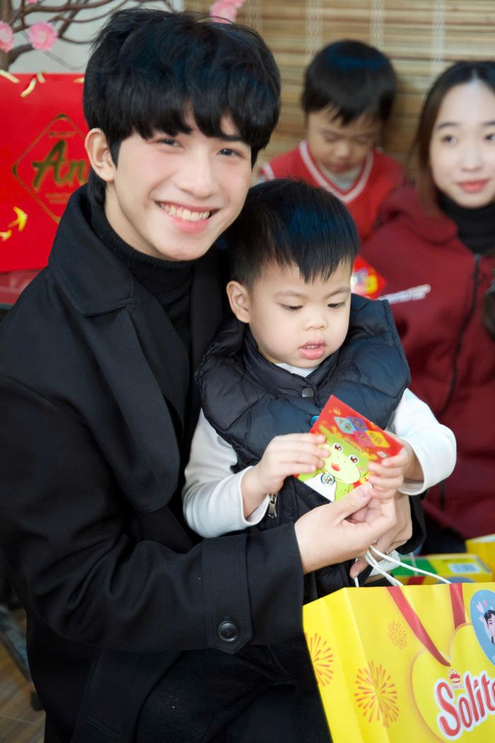 Tùng Sơn trong một chương trình thiện nguyện cá nhân. Ảnh: NVCC