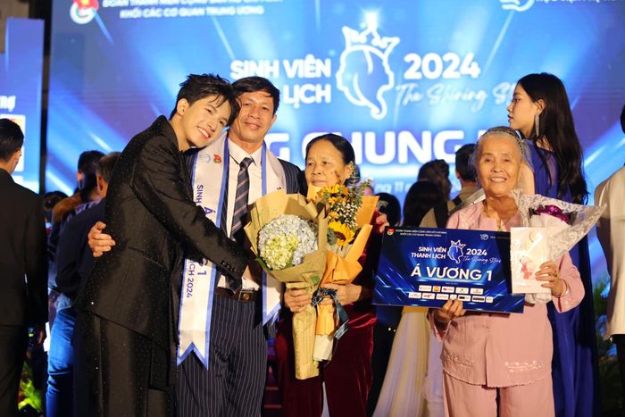 Tùng Sơn chia sẻ niềm vui cùng bố và bà nội, bà ngoại trên sân khấu đêm Chung kết cuộc thi. Ảnh: NVCC
