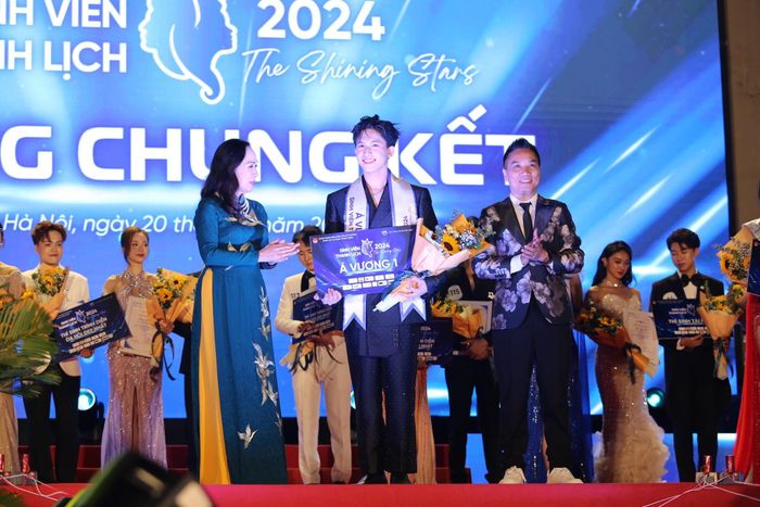 Tùng Sơn đạt danh hiệu Á vương 1 trong đêm Chung kết cuộc thi "Sinh viên thanh lịch". Ảnh: NVCC