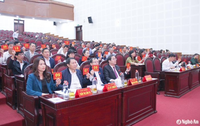 Các đại biểu HĐND thành phố Vinh biểu quyết thông qua các nghị quyết tại kỳ họp. Ảnh: Mai Hoa
