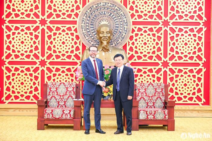 Đồng chí Bùi Đình Long - Phó Chủ tịch UBND tỉnh Nghệ An tiếp đoàn công tác của Đại sứ quán Anh tại Việt Nam. Ảnh: Thành Cường