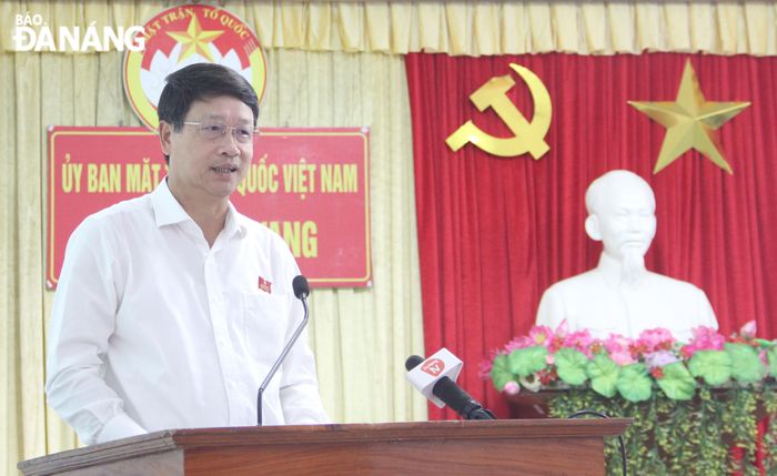 Chủ tịch HĐND thành phố Ngô Xuân Thắng phát biểu tại buổi tiếp xúc. Ảnh: X.HẬU