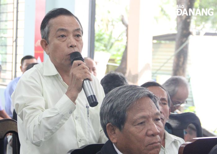 Cử tri Nguyễn Huy nêu kiến nghị tại buổi tiếp xúc cử tri. Ảnh: X.HẬU
