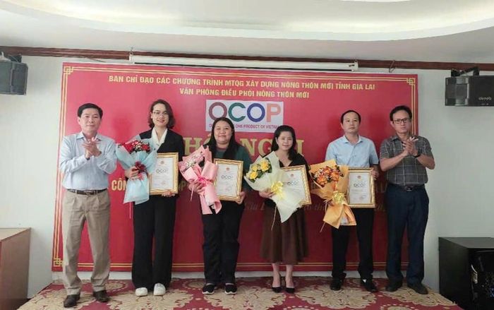 Lãnh đạo Sở Nông nghiệp và PTNT và Sở Văn hóa- Thể thao và Du lịch trao chứng nhận cho 4 chủ thể. Ảnh: Nguyễn Diệp 