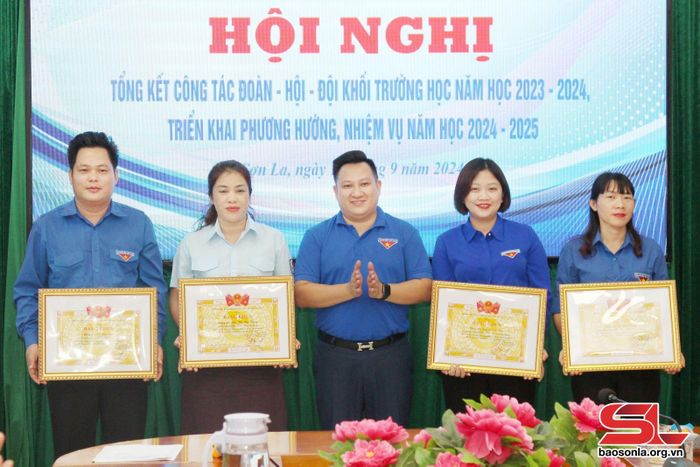 Lãnh đạo Tỉnh đoàn tặng bằng khen cho các cá nhân có thành tích xuất sắc trong công tác Đoàn - Hội - Đội khối trường học năm học 2023-2024.