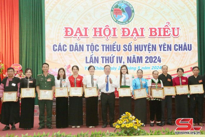 UBND huyện Yên Châu khen thưởng các tập thể, cá nhân có thành tích xuất sắc trong thực hiện công tác dân tộc, chính sách dân tộc giai đoạn 2019 - 2024.
