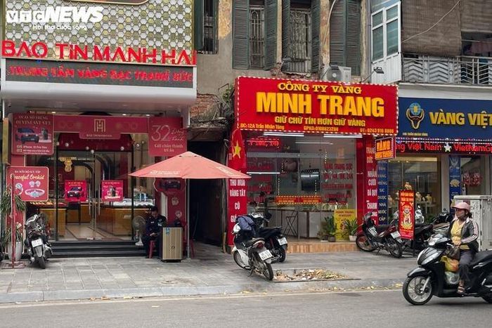 Không chỉ những cửa hàng lớn mà nhiều cửa hàng nhỏ lẻ cũng im lìm trong sáng 26/11.