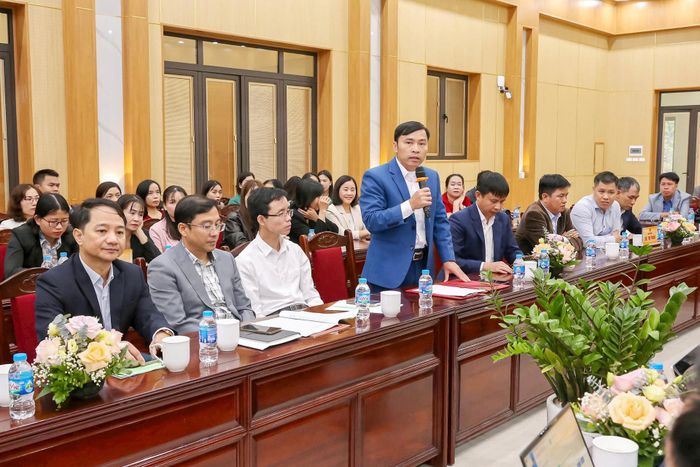 Hội thảo nhận được nhiều tham luận, đóng góp ý kiến nâng cao chất lượng dạy và học ngoại ngữ trên địa bàn huyện Ba Vì. Ảnh: Lê Thu