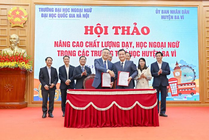 Huyện Ba Vì và Trường Đại học Ngoại ngữ ký kết biên bản ghi nhớ hợp tác nâng cao chất lượng dạy và học ngoại ngữ trên địa bàn. Ảnh: Lê Thu