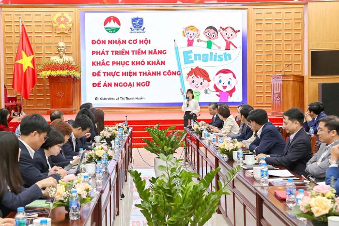 Hội thảo nhận được nhiều tham luận, góp ý kiến nâng cao chất lượng dạy và học ngoại ngữ trên địa bàn huyện Ba Vì. Ảnh: Lê Thu.