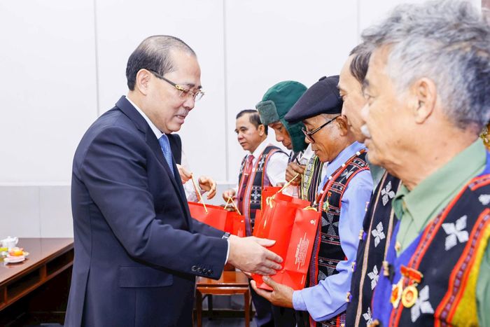 Phó Chủ tịch Hoàng Công Thủy tặng quà lưu niệm cho Đoàn đại biểu người có uy tín tiêu biểu huyện A Lưới. Ảnh: Quang Vinh.
