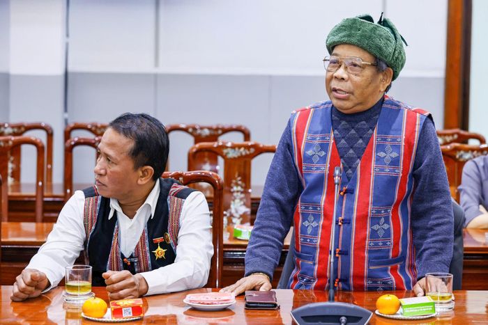 Đại diện Đoàn đại biểu người có uy tín tiêu biểu huyện A Lưới tham gia trao đổi, đóng góp ý kiến. Ảnh: Quang Vinh.