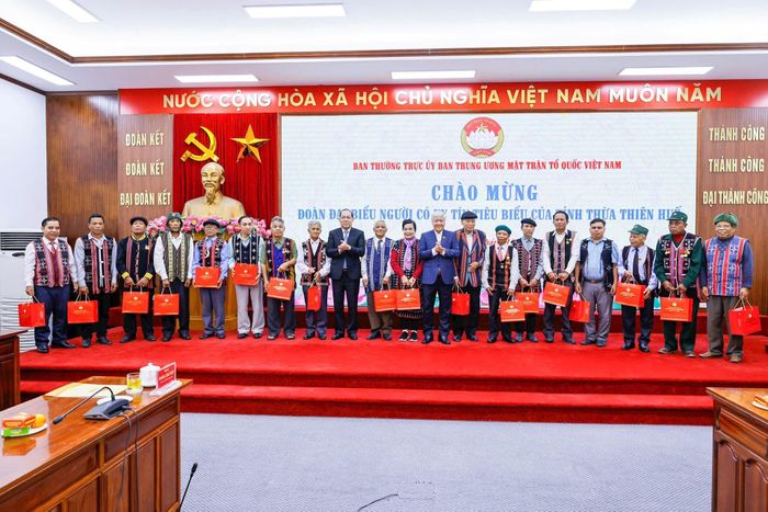Chủ tịch Đỗ Văn Chiến, Phó Chủ tịch Hoàng Công Thủy chụp ảnh lưu niệm cùng Đoàn đại biểu người có uy tín tiêu biểu huyện A Lưới. Ảnh: Quang Vinh.