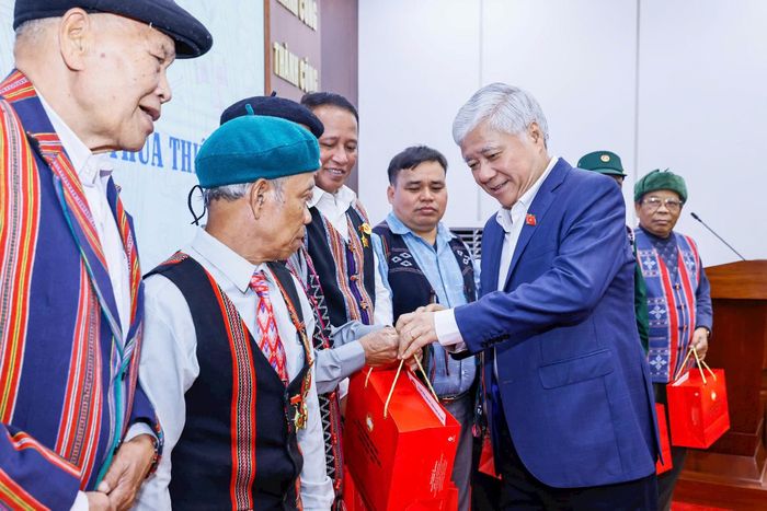 Chủ tịch UBTƯ MTTQ Việt Nam Đỗ Văn Chiến tặng quà lưu niệm cho Đoàn đại biểu người có uy tín tiêu biểu huyện A Lưới. Ảnh: Quang Vinh.