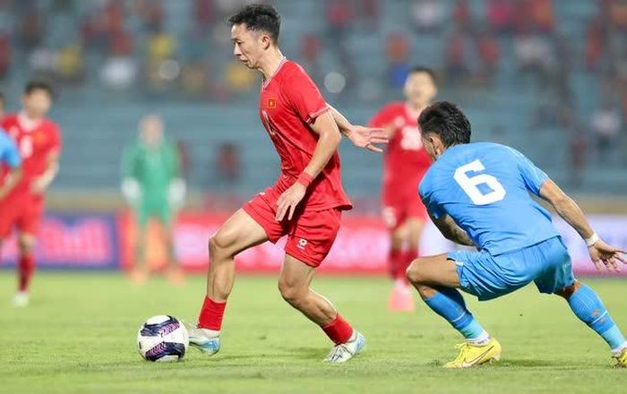Ngọc Quang (trái) đặc biệt nổi bật ở khả năng dứt điểm quyết đoán khi được trao cơ hội. Ảnh: Hoàng Linh