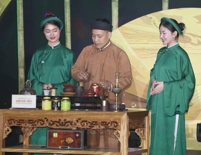 Nghệ nhân trà Đào Đức Hiếu trình diễn pha trà và chia sẻ về văn hóa trà đạo tại Hội quán. Ảnh: Thùy Dung - TTXVN
