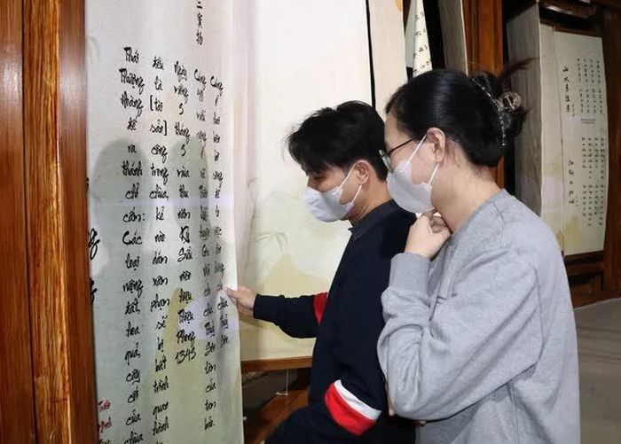 Du khách chiêm ngưỡng các tác phẩm thơ tại Hội quán. Ảnh: Thùy Dung - TTXVN