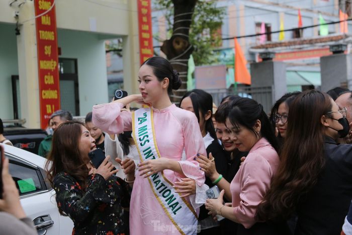 Hoa hậu Thanh Thủy được người dân địa phương chào đón nồng nhiệt.