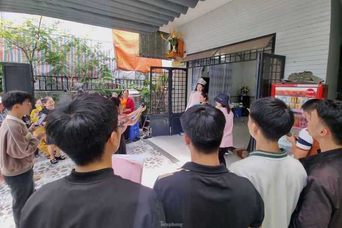 "Fan" hàng xóm kéo đến nhà Thanh Thủy. "Đang bán hàng ngoài chợ Hòa Khánh, nghe tin hoa hậu Thanh Thủy về nhà, tui vứt hàng lại, chỉ cầm theo cái xách tiền lật đật chạy tới đây. Phải gặp một chút chứ giờ là Hoa hậu Quốc tế rồi, dễ gì cháu được về nhà thường xuyên nữa", bà Trần Thị Thu cười nói.