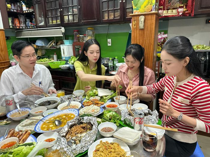 Bữa cơm đầu tiên của Hoa hậu Quốc tế Thanh Thủy kể từ sau khi đăng quang.